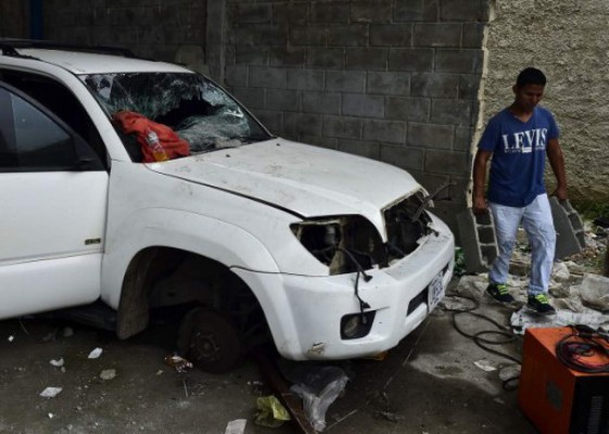 Venezuela: se viraliza derribo de estatua de Chávez en medio de una creciente violencia