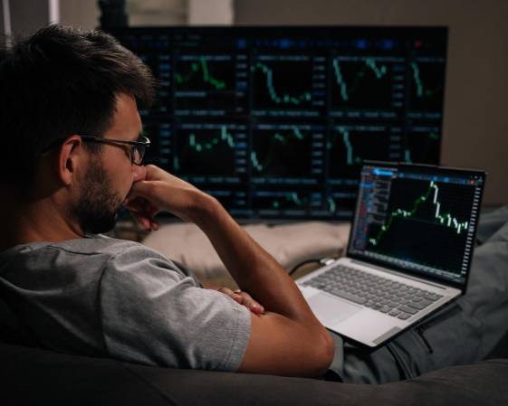 <i>La democratización del acceso a Wall Street eliminó muchas barreras de entrada, pero no modificó la relación entre riesgo y retorno ni convirtió la popularidad de una acción en garantía de rentabilidad. (Foto: Shutterstock)</i>