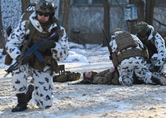 Servicemen take part in a joint tactical and special exercises of the Ukrainian Ministry of Internal Affairs, the Ukrainian National Guard and Ministry Emergency in a ghost city of Pripyat, near Chernobyl Nuclear Power Plant on February 4, 2022. (Photo by Sergei Supinsky / AFP)