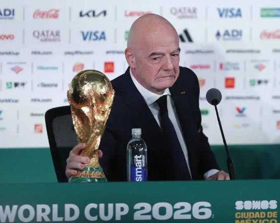 <i>El presidente de la FIFA, Gianni Infantino, sostiene la Copa del Mundo durante una rueda de prensa este miércoles, en Ciudad de México (México). EFE/ Isaac Esquivel</i>