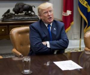 US President Donald Trump speaks next to the empty chairs of Senate Minority Leader Chuck Schumer (L), D-New York, after Schumer cancelled their meeting at the White House in Washington, DC, on November 28, 2017. / AFP PHOTO / JIM WATSON