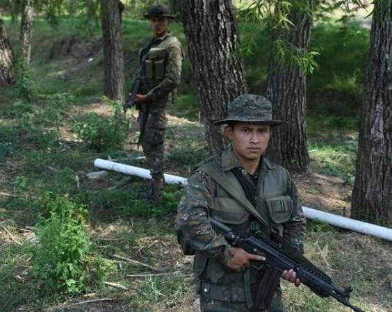 Fotografía de integrantes del Ejército de Guatemala custodiando en la frontera con Honduras este martes, en San José Las Lágrimas (Guatemala).( EFE/ Alex Cruz)