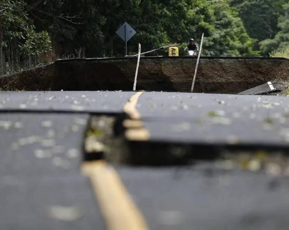 <i>Las autoridades aún no han cuantificado las pérdidas materiales por el terremoto, pero ya declararon un estado de emergencia nacional para canalizar hasta US$100 millones para afrontar la situación. Foto de EFE</i>