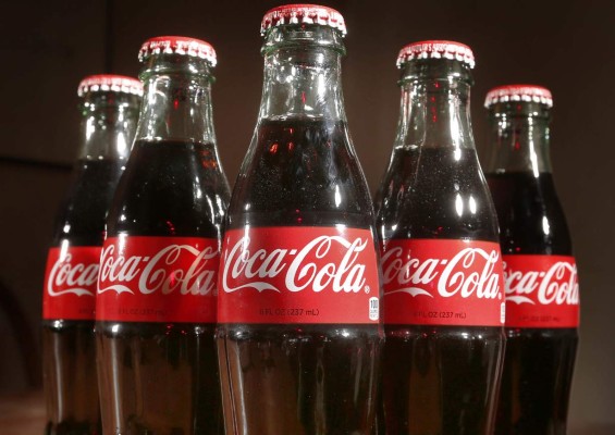 Los ingresos de Coca-Cola superan las previsiones por la reapertura de cines y restaurantes