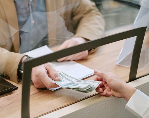 Los bancos no solo prestaron más dinero, sino que también obtuvieron mayores ingresos por<b> cada operación de crédito. </b>(Foto: Shutterstock)