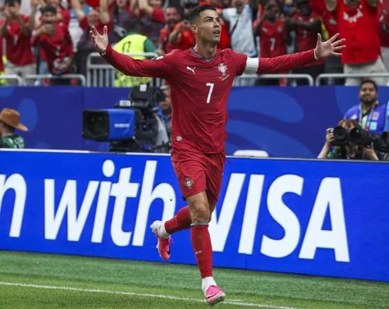 <i>Cristiano Ronaldo, de Portugal, celebra un gol contra Uzbekistán durante el partido de fútbol del Grupo K de la Copa Mundial de la FIFA 2026, disputado en el Estadio de Houston, Texas, EE. UU., el 23 de junio de 2026. (Mundial de Fútbol) EFE/EPA/MIGUEL A. LOPES</i>