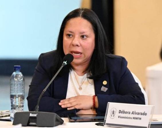 <i>La ministra Alvarado recibe una agenda que exige más inversión y mejores servicios. Su capacidad de sostenerla dependerá de actualizar los ingresos, ordenar el financiamiento y demostrar que el aumento del presupuesto produce beneficios verificables. (Foto: AGN)</i>