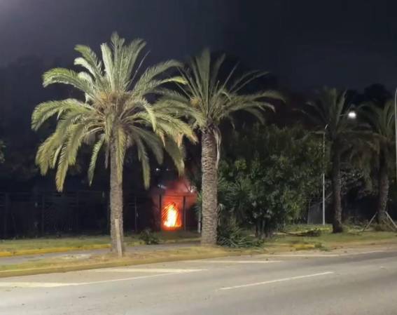 <i>Varias detonaciones y explosiones con sobrevuelo de aviones se escucharon la madrugada de este sábado en Caracas sin que hasta el momento se conozcan detalles, en momentos en que Venezuela ha denunciado amenazas del gobierno del presidente de Estados Unidos, Donald Trump, por el despliegue militar en el Caribe y las advertencias de ataques terrestres. IMÁGENES: RAYNER PEÑA / EFE</i>