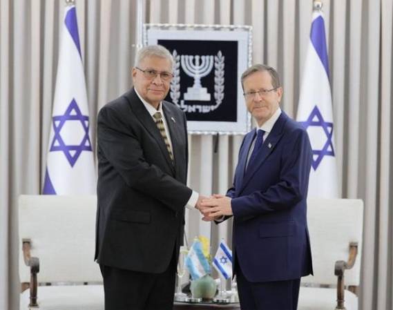 José Luis Núñez Bennet presentó este 3 de agosto sus cartas credenciales ante el presidente israelí, Isaac Herzog. La acreditación de Núñez Bennet es una señal diplomática con potencial económico, pero sobre todo una pieza del nuevo mapa exterior hondureño. (Foto: Cortesía)