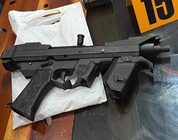 <i>Captura de video cedido por el Ministerio de Seguridad Pública de Costa Rica que muestra un arma fabricada con tecnología de impresión 3D durante un allanamiento por narcotráfico. EFE/ Ministerio de Seguridad Pública de Costa Rica</i>