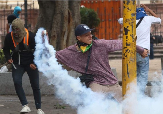 Se enfrentan manifestantes y policías en protesta por reformas en Honduras