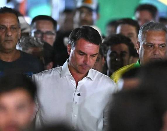 <i>El propio entorno del presidente Lula y parte del Supremo Tribunal Federal reconocen que perseguir a Bolsonaro cuando acaba de recibir 60 millones de votos podría generar una sensación de deriva autoritaria del nuevo ciclo de Lula. (Foto: EFE)</i>