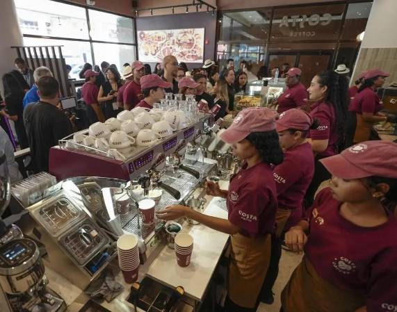 <i>Integrantes de la cadena internacional de cafeterías Costa Coffee preparan café durante la apertura de una tienda en Ciudad de (Panamá). EFE/ Aris Mariota</i>