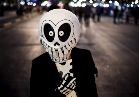México: Calaveras desfilan previo al Día de Muertos