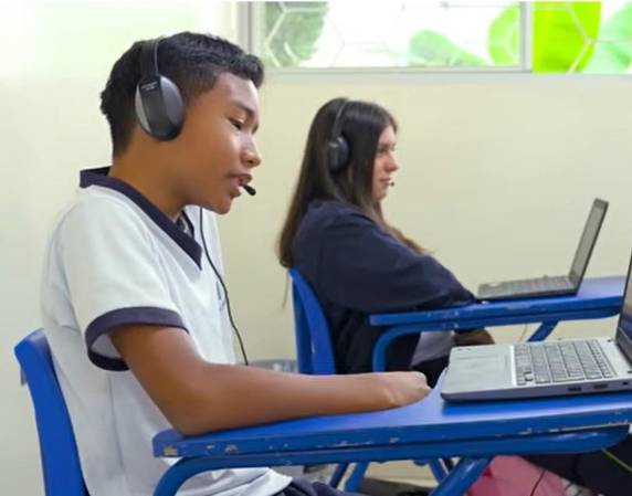 <i>Para Centroamérica, la experiencia salvadoreña abre una discusión sobre cómo utilizar la IA para atender desafíos educativos persistentes, especialmente en sistemas que necesitan mejorar resultados y ampliar oportunidades. (Foto: Banco Mundial)</i>
