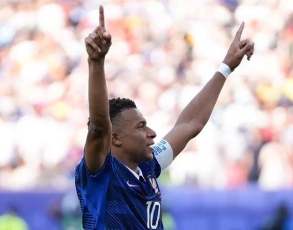 <b>Kylian Mbappé llevó a su Selección a un polémico éxito, que se definió con un solo gol. (Foto: EFE)</b>