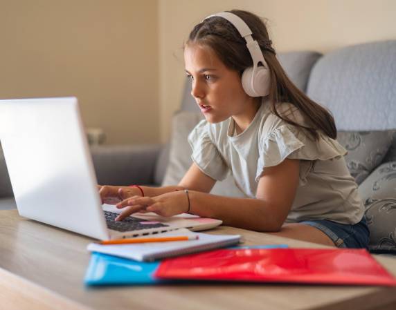 Estamos exigiendo responsabilidades a las plataformas de internet que no protejan suficientemente a nuestros hijos, aseguró Von der Leyen, presidenta de la Comisión Europea. (Foto: Shutterstock)