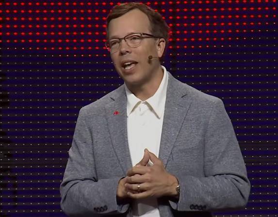 Matt Hicks, CEO de Red Hat, alertó a los gerentes de las empresas: El reto será delegar mejor: entender procesos, descomponer trabajo complejo y distribuirlo entre humanos y agentes sin perder control. (Foto E&amp;N)
