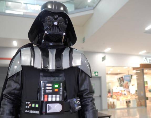 <i>UN MUÑECO DE DARTH VADER EN PASEO LAS FLORES</i>