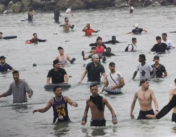 <i>La manipulación intencional de los flujos migratorios (como el que está registrándose en la ciudad española de Ceuta) es uno de los ejemplos más claros del modus operandi guerra híbrida. (Foto: EFE) </i>