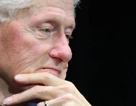 <i>Clinton viajó en el avión de Epstein en lo que se describió como “viajes humanitarios a África” a principios de la década de 2000 y en ese momento elogió a Epstein como “un filántropo comprometido”. (FOTO: EFE)</i>