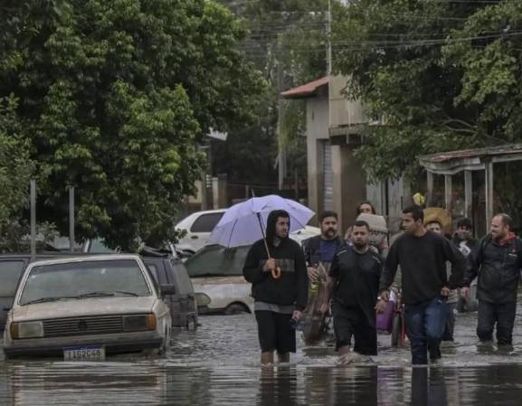 <i>El cambio climático está aumentando la frecuencia e intensidad de fenómenos extremos, agravando riesgos y elevando su impacto sobre las personas y la economía de la región, señala informe. Foto de EFE</i>