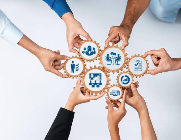 <i>En sectores de alta complejidad, se estima que el conocimiento se duplica cada pocos meses, lo que obliga a personas y organizaciones a migrar de un modelo de “aprender en el trabajo” hacia uno de “aprendo - practico -evoluciono”. FOTO SHUTTERSTOCK</i>