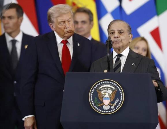 <i>El presidente de Estados Unidos, Donald Trump (i), escucha al primer ministro de Pakistán, Shehbaz Sharif (d). EFE/Yoan Valat/Pool</i>