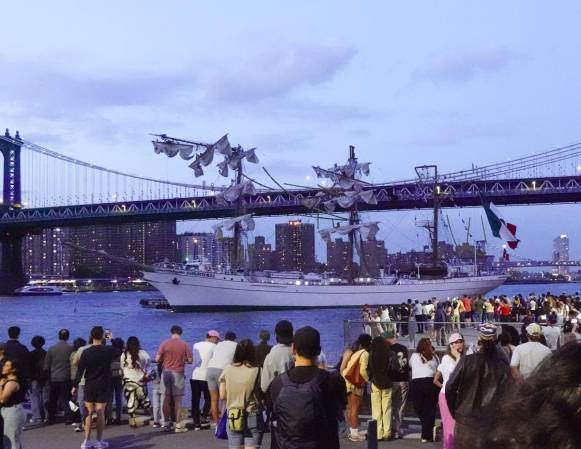 <i>La gente mira al Cuauhtémoc, un buque escuela de la Armada mexicana, en el East River después de que el barco chocara contra el puente de Brooklyn, en Nueva York, el 17 de mayo de 2025. EFE/EPA/PORTER BINKS</i>