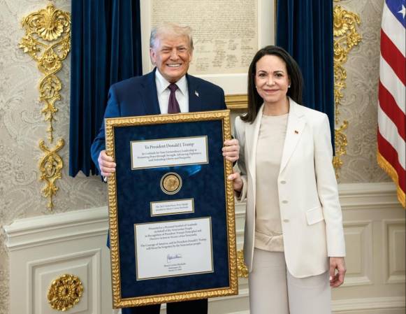 <i>Fotografía tomada a través de rastreo de redes que muestra al presidente de Estados Unidos, Donald Trump, posando junto a la líder opositora venezolana María Corina Machado este jueves, en Washington (EE.UU). EFE/ Rastreo de Redes</i>