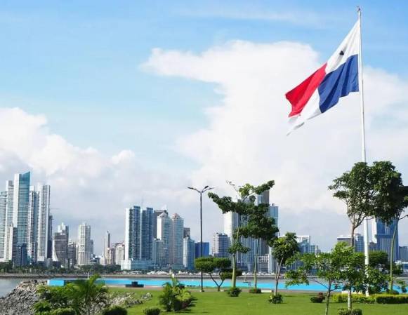 <i>Las perspectivas a mediano plazo son favorables, con un crecimiento del PIB de entre el 4 % y 5 % impulsado por la inversión relacionada con el Canal de Panamá. Foto de iStock</i>