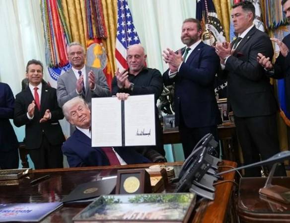 El presidente de Estados Unidos, Donald Trump (C), firma un decreto ejecutivo destinado a ampliar la investigación federal sobre las drogas psicodélicas para tratar a los veteranos que padecen trastorno de estrés postraumático (TEPT) y lesiones cerebrales traumáticas. (EFE/EPA/ALLISON ROBBERT / POOL)