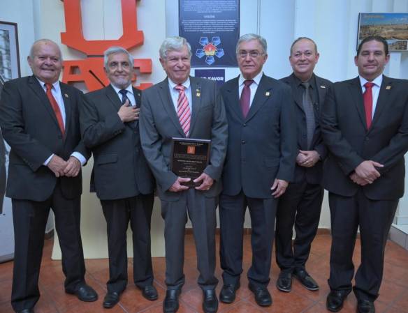 Jorge Toruño, CEO de Indufoam, al centro de la foto, es un fiel creyente del talento salvadoreño. Foto cortesía.