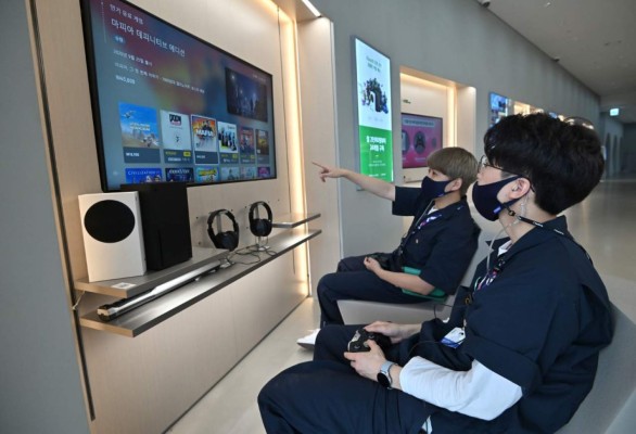 Microsoft lanza su nueva Xbox, dos días antes que Sony