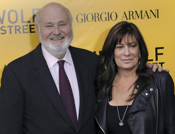 <i>Fotografía de archivo del 17 de diciembre de 2013 del director estadounidense Rob Reiner (i) y su esposa Michele Singer posando a su llegada al estreno de 'The Wolf Of Wall Street', en el Teatro Ziegfeld en Nueva York (Estados Unidos). EFE/ Peter Foley</i>