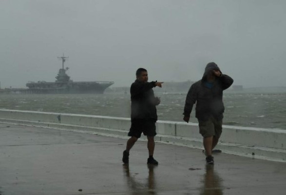 El huracán 'Harvey' provoca alza en combustibles en EE.UU.