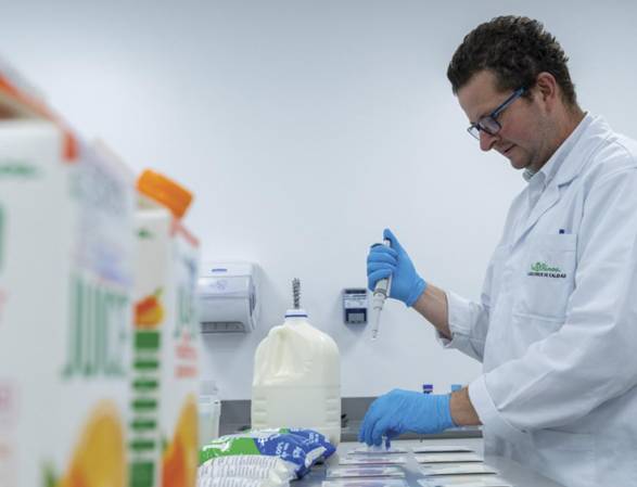 <i>La instalación de paneles solares en la Planta de Bebidas y otras instalaciones, como parte de su transición hacia energías limpias. FOTO CORTESÍA / E&amp;N</i>