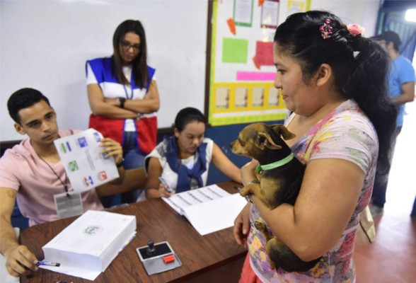 Inicia el conteo de votos en la elección presidencial de El Salvador