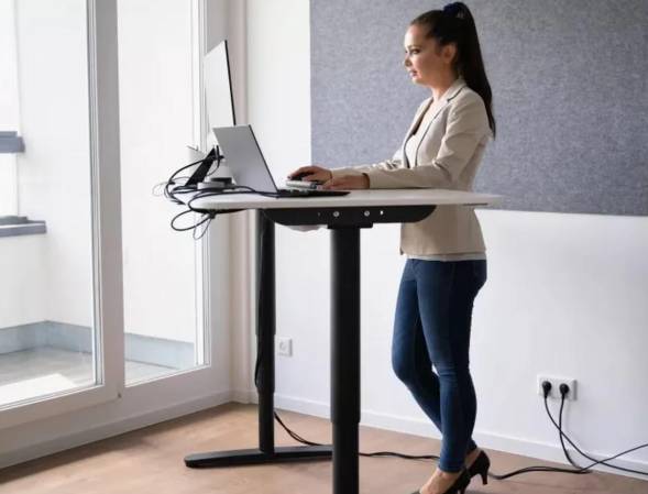 ¿Por qué en Harvard recomiendan usar un escritorio con altura regulable?