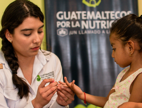 El programa Guatemaltecos por la Nutrición, una iniciativa de la empresa Castillo Hermanos, logró disminuir la desnutrición aguda infantil del 6 % a finales de 2022 al 0,38 % en 2025 en cinco comunidades. Foto de cortesía