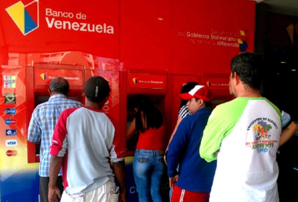 Escasez de billetes pone a Venezuela al borde de un corralito financiero