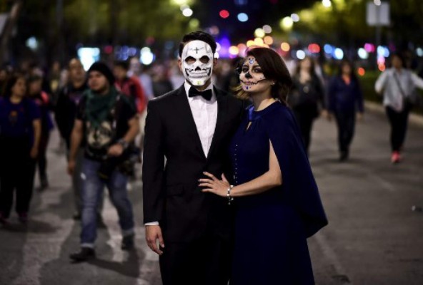 México: Calaveras desfilan previo al Día de Muertos