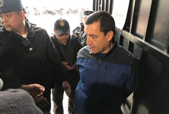 Guatemala: Capturan a exministro de Defensa por pago de bonos
