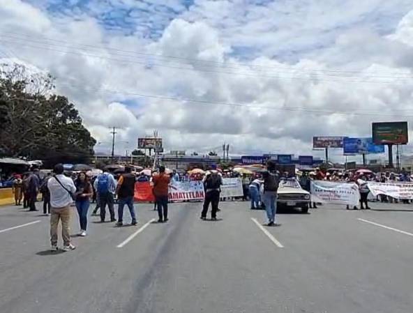 <i>Los manifestantes fueron miembros del Sindicato de Trabajadores de la Educación de Guatemala (Steg) y algunos trabajadores de salud. FOTO CAPTURA DE PANTALLA DE VIDEO QUE MUESTRA LOS BLOQUEOS.</i>