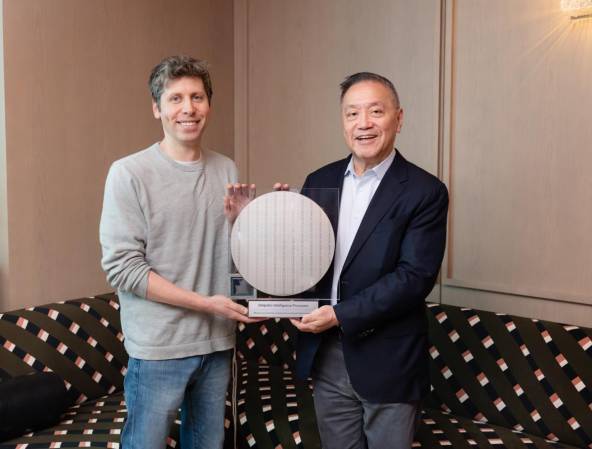 La entrega física de las primeras muestras fue realizada este miércoles a los máximos directivos de OpenAI, Sam Altman y Brockman. FOTO OPEN AI / X