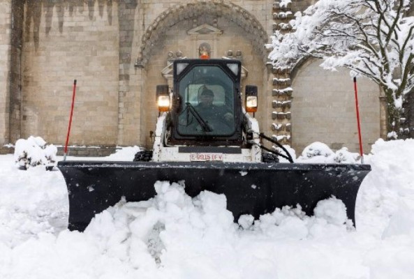 España moviliza al Ejército para rescatar conductores atrapados por la nieve