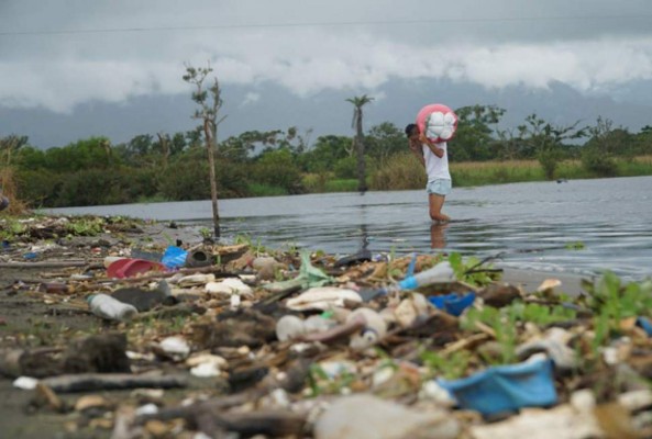 Guatemala busca frenar 'isla de basura' en el Caribe