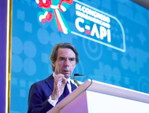 <b>“Los populismos, sean de izquierda o de derechas, son iguales: aspiran a acabar con las libertades de los sistemas liberal-democráticos”, afirmó Aznar (Foto: Cortesia)</b>