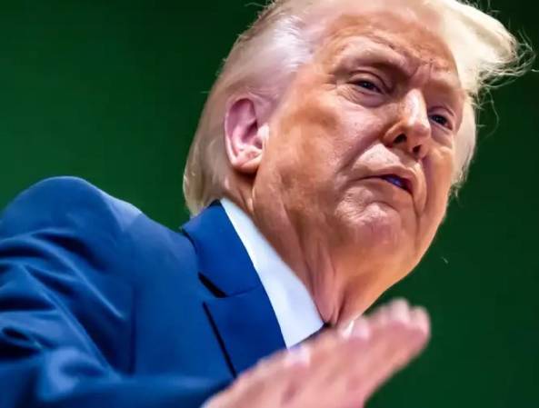 El presidente Donald Trump parece estar agotando su estrategia de asegurar que negocia, cuando en paralelo amenaza con ataques totales y decisivos sobre Irán. (Foto: EFE)