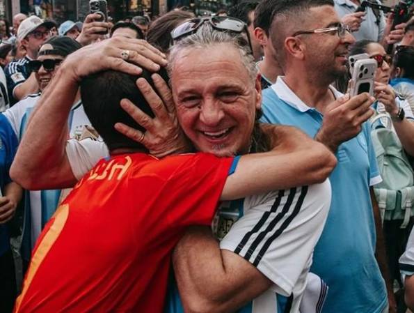 Un aficionado argentino abraza a un aficionado de España. EFE/EPA/Olga Fedorova.